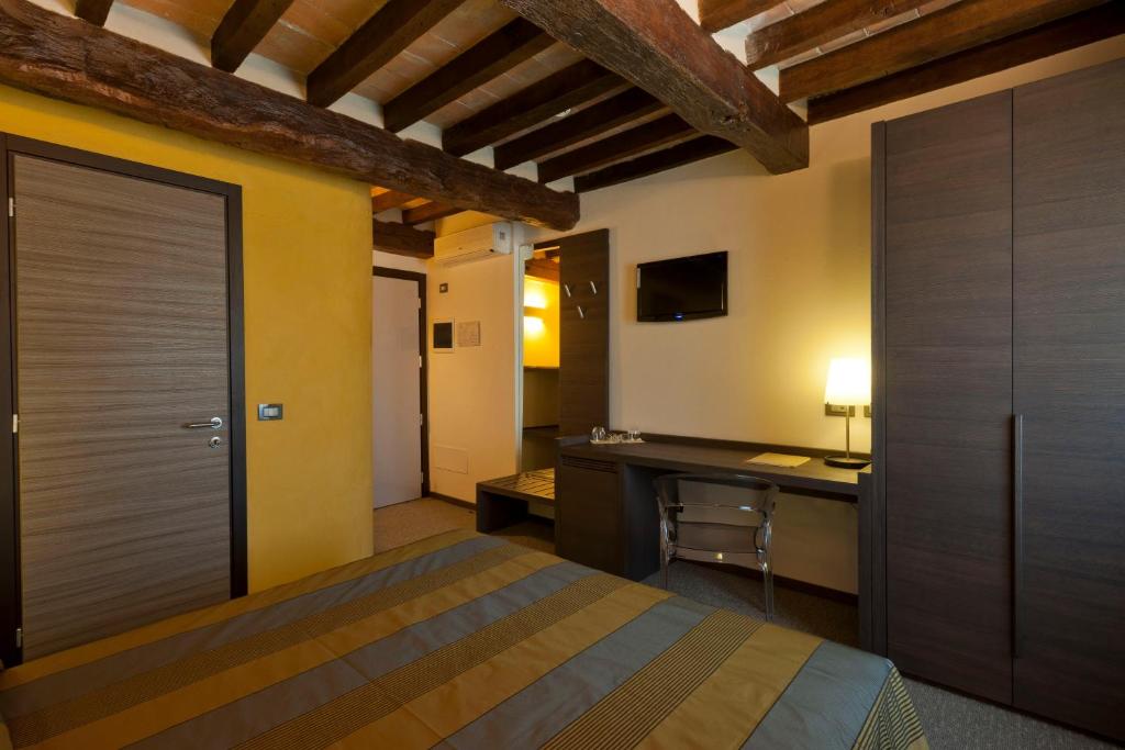 Telewizja i/lub zestaw kina domowego w obiekcie Locanda Sant'Ambrogio