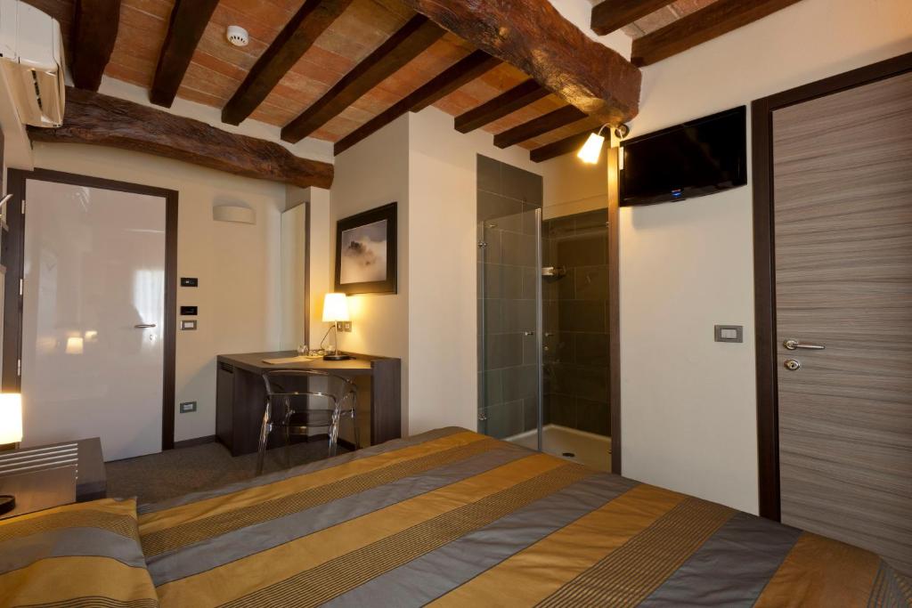 Łóżko lub łóżka w pokoju w obiekcie Locanda Sant'Ambrogio