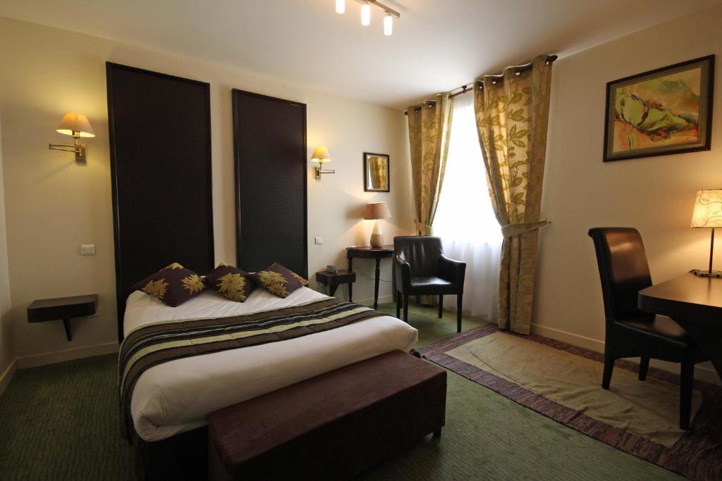 Postel nebo postele na pokoji v ubytování Hôtel Normandie Spa