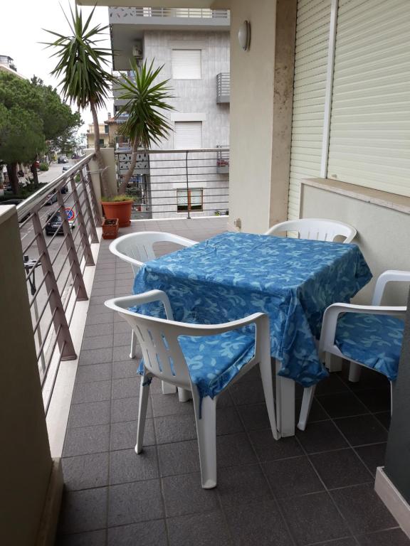 シルヴィ・マリーナにあるCasa Lucaの青いテーブルと椅子付きのバルコニー