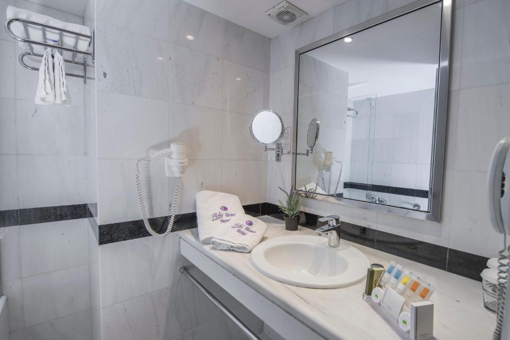 Koupelna v ubytování Polis Grand Hotel