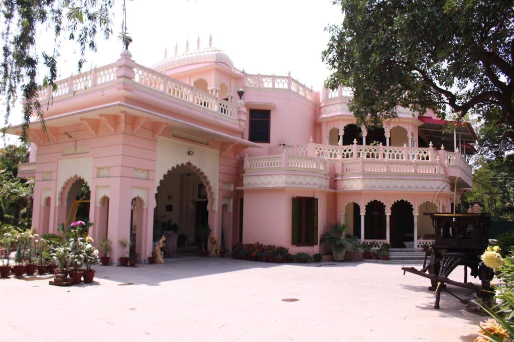 una casa rosa con balcón en la parte superior en Savrupson Heritage Home, en Jalandhar