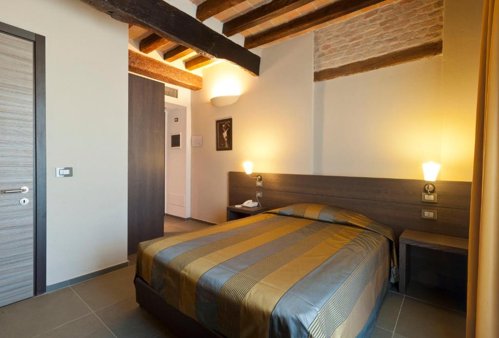 Łóżko lub łóżka w pokoju w obiekcie Locanda Sant'Ambrogio