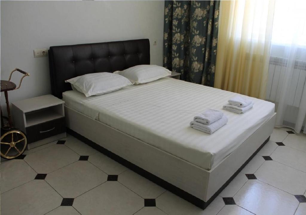En eller flere senge i et værelse på Hotel Sophia