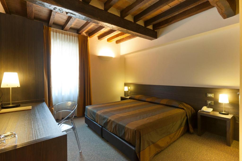 Łóżko lub łóżka w pokoju w obiekcie Locanda Sant'Ambrogio