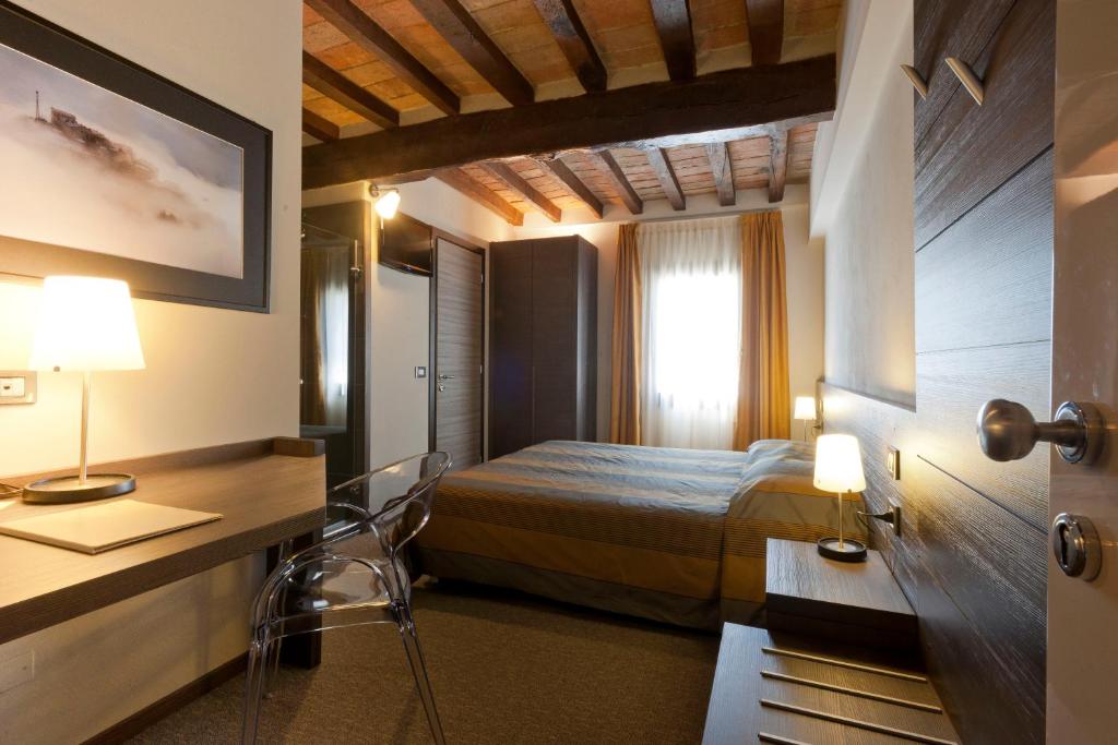 Łóżko lub łóżka w pokoju w obiekcie Locanda Sant'Ambrogio