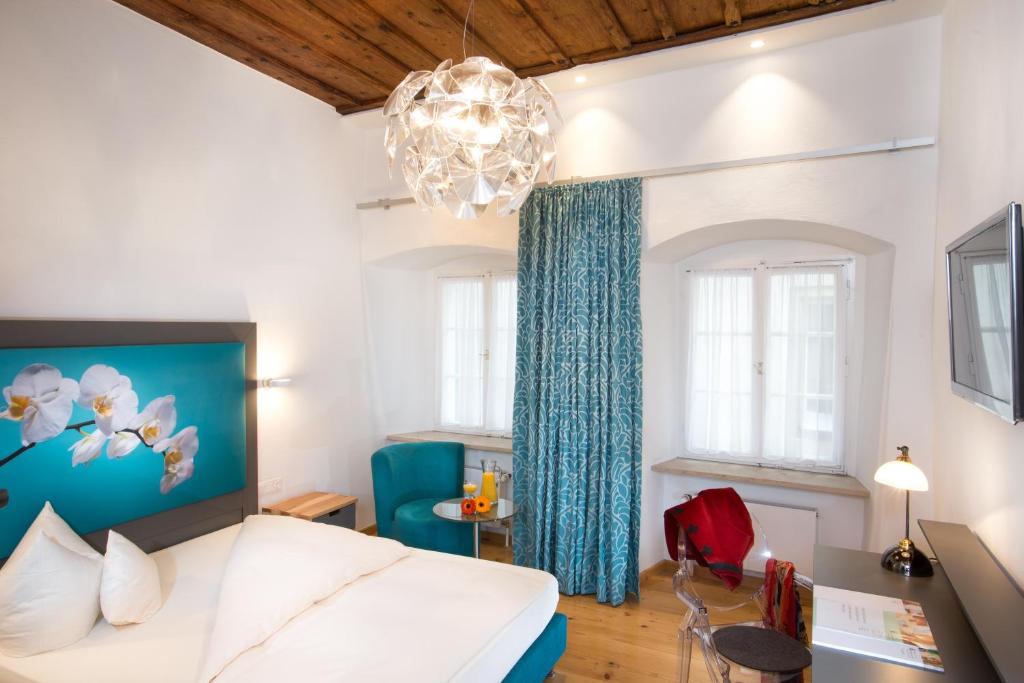 Postel nebo postele na pokoji v ubytování Hotel Münchner Hof und Blauer Turm