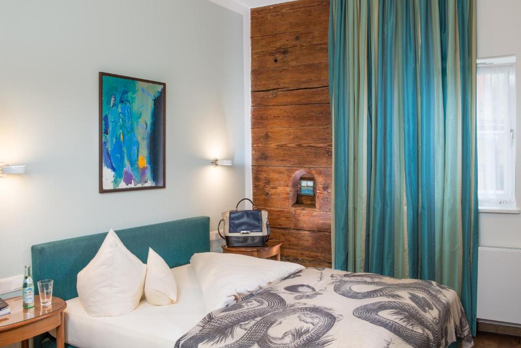 Postel nebo postele na pokoji v ubytování Hotel Münchner Hof und Blauer Turm