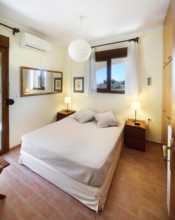 Postel nebo postele na pokoji v ubytování Sani Beach Villa
