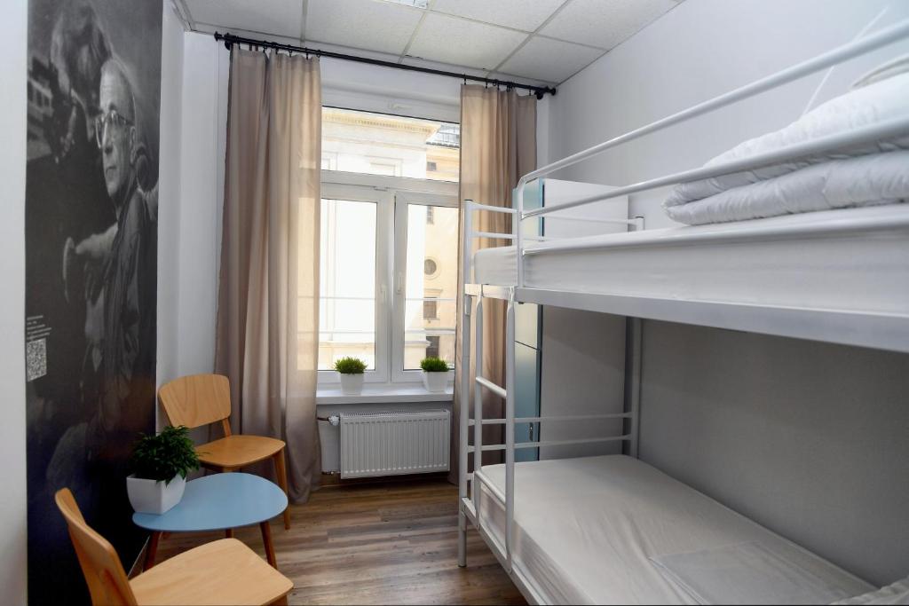 Posteľ alebo postele v izbe v ubytovaní Warsaw Hostel Centrum Private Rooms & Dorms
