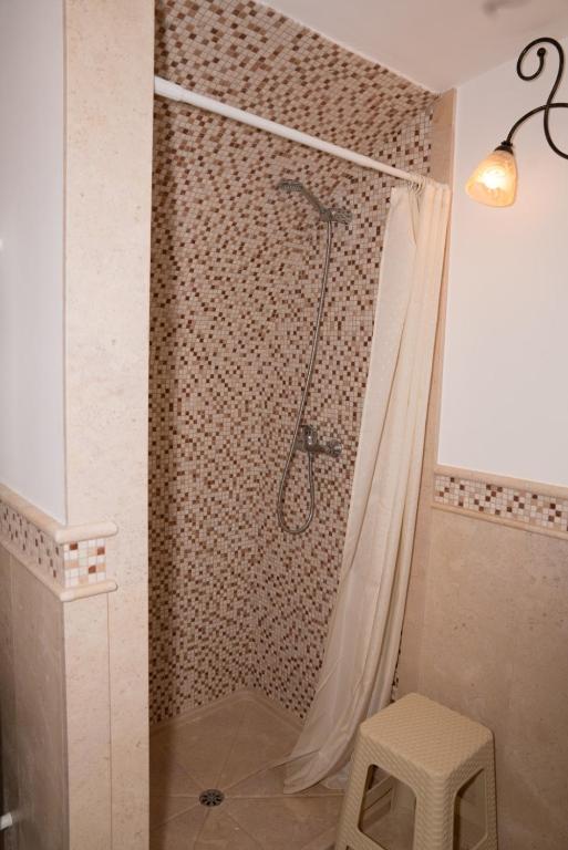 A bathroom at Casa Jacqueline al borgo