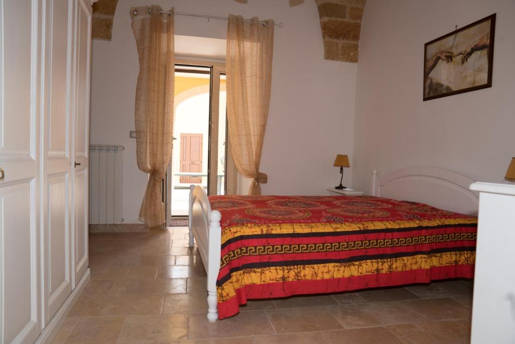 A bed or beds in a room at Casa Jacqueline al borgo