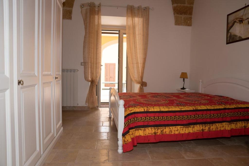 A bed or beds in a room at Casa Jacqueline al borgo