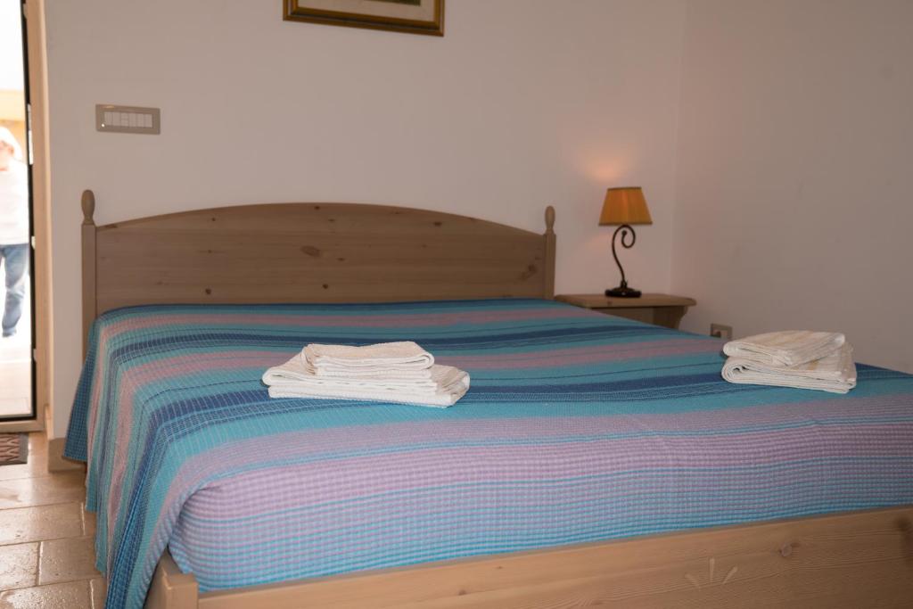 A bed or beds in a room at Casa Jacqueline al borgo