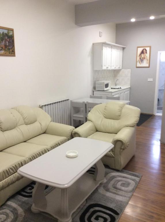 Sala de estar con 2 sofás y mesa en Apartman br 4, en Bijeljina