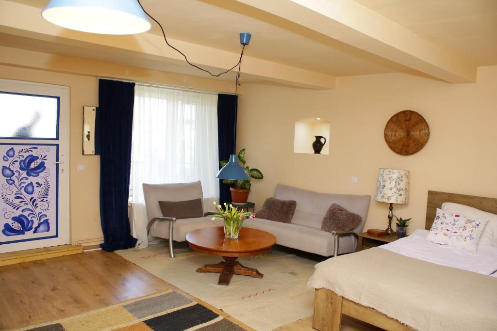 1 dormitorio con cama, mesa y sofá en Traditional Hermannstadt, en Sibiu