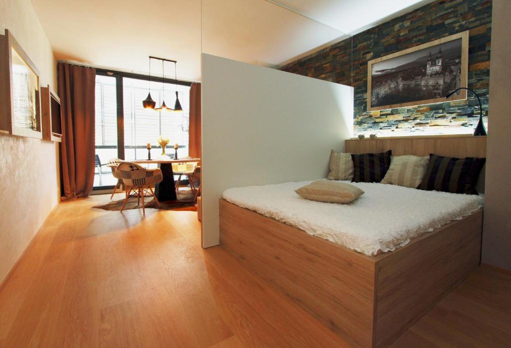 sypialnia z łóżkiem w pokoju ze stołem w obiekcie Brunetti Design Apartment w Pradze