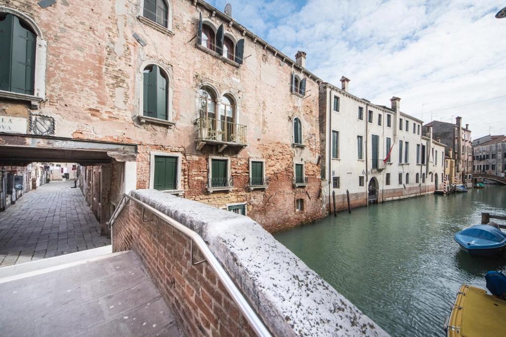 widok na kanał w mieście w obiekcie CASA DEGLI ANGELI, free wi-fi near San Marco w Wenecji
