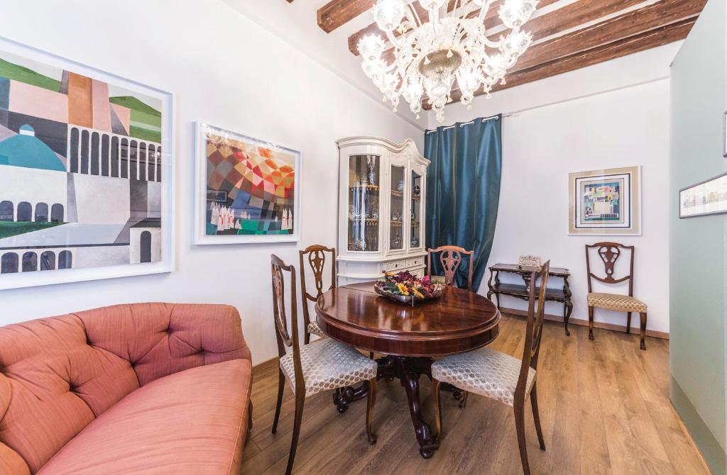 jadalnia ze stołem i krzesłami w obiekcie CASA DEGLI ANGELI, free wi-fi near San Marco w Wenecji
