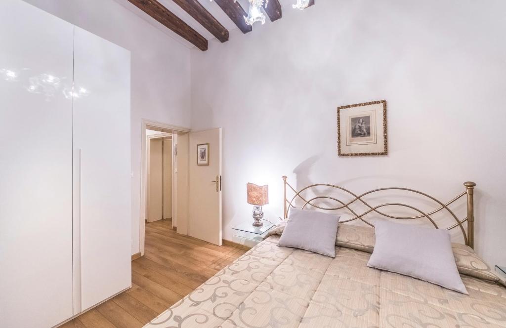 sypialnia z dużym łóżkiem z 2 poduszkami w obiekcie CASA DEGLI ANGELI, free wi-fi near San Marco w Wenecji