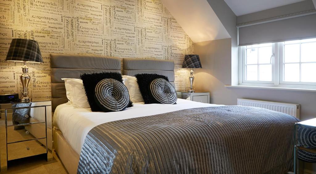 Five Star Stays - Three-Bedroom House