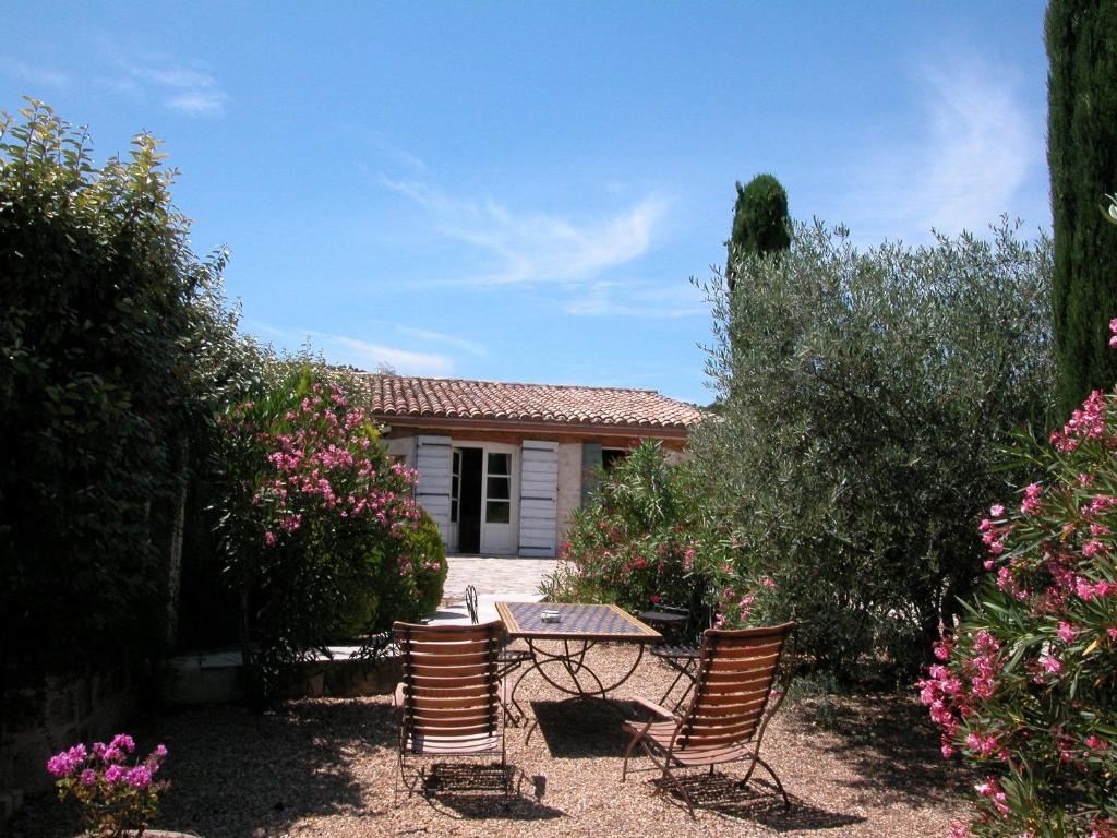 un patio con 2 sedie e un tavolo in un cortile di Le Mazet de la Dame a Barbentane