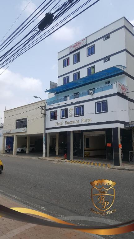 un edificio de hotel en la esquina de una calle en Hotel Bucarica Plaza, en Bucaramanga