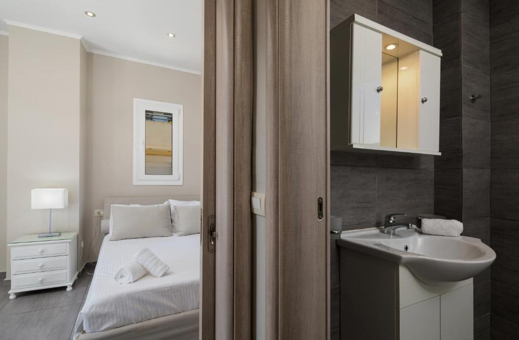 Posteľ alebo postele v izbe v ubytovaní Demargia Villa C - Loft Apartment in Zakynthos Town