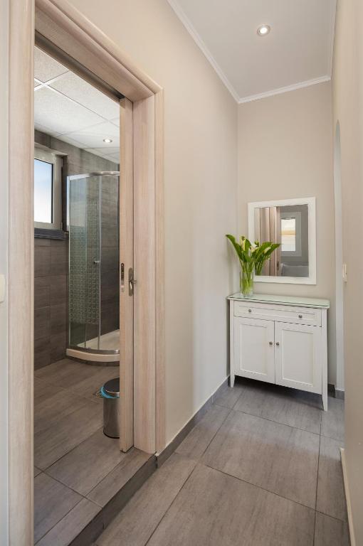 Kúpeľňa v ubytovaní Demargia Villa C - Loft Apartment in Zakynthos Town