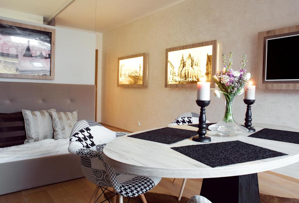 Pokój ze stołem z 2 krzesłami i łóżkiem w obiekcie Brunetti Design Apartment w Pradze