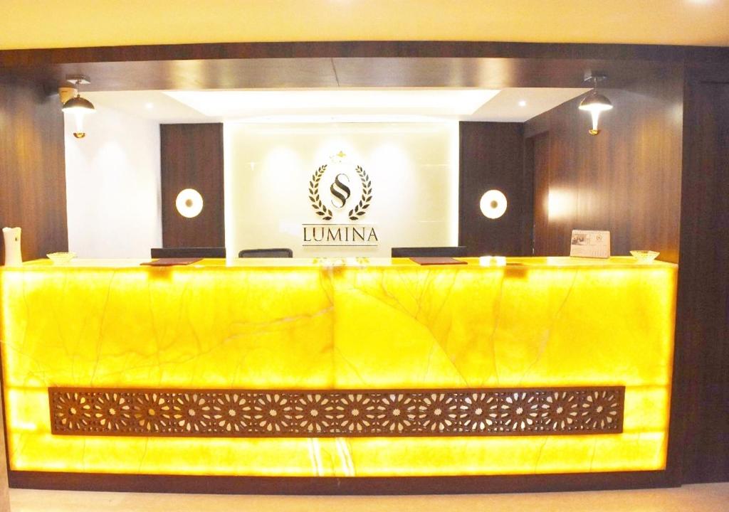 バンガロールにあるSS Lumina Hotelの鏡付きの部屋の黄色いカウンター