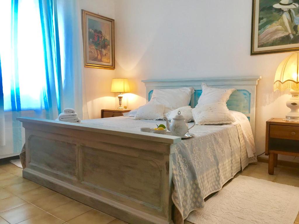 sypialnia z łóżkiem z niebieskim zagłówkiem w obiekcie Cimabù w mieście Olbia
