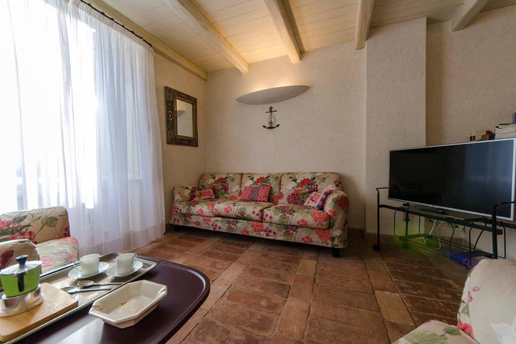 Televízia a/alebo spoločenská miestnosť v ubytovaní JOIVY Apt on the Coast of Portofino with Lovely View
