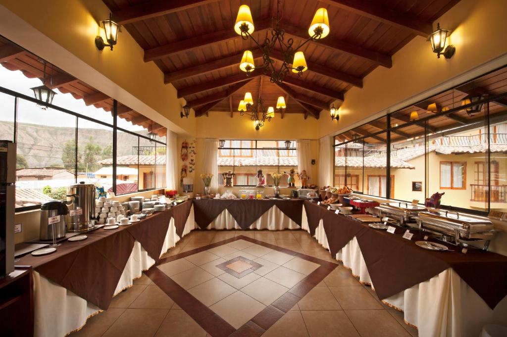 A restaurant or other place to eat at Hotel Mabey Urubamba