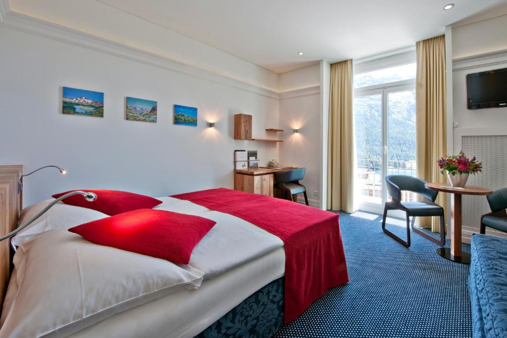 Postel nebo postele na pokoji v ubytování Hotel Schweizerhof St. Moritz