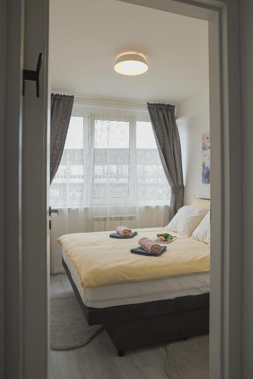 sypialnia z łóżkiem i dwoma ręcznikami na nim w obiekcie Drop (in) Apartment w Zagrzebiu