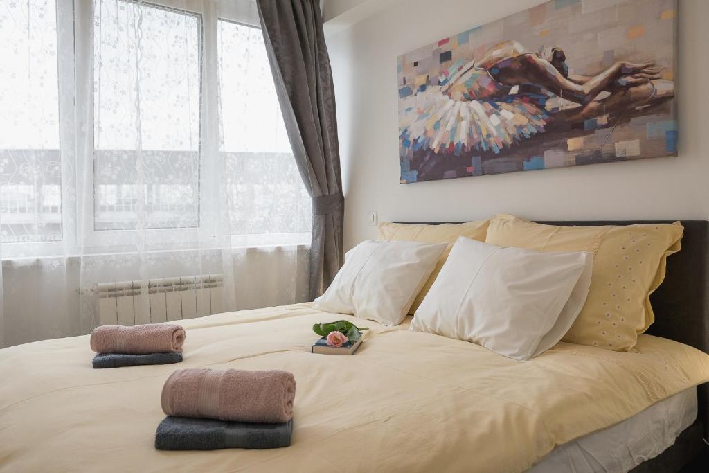 sypialnia z łóżkiem i obrazem na ścianie w obiekcie Drop (in) Apartment w Zagrzebiu