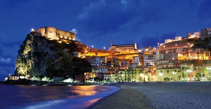 a view of a town with a castle on a hill at Mareblù in Scilla