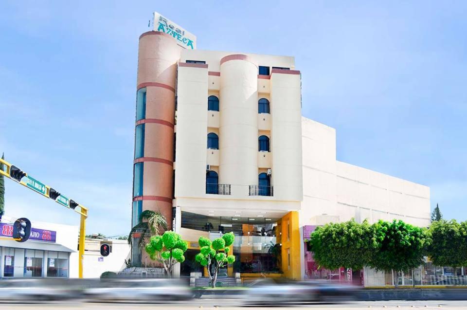 a building with a street sign in front of it at Hotel Real Azteca Boulevard in León