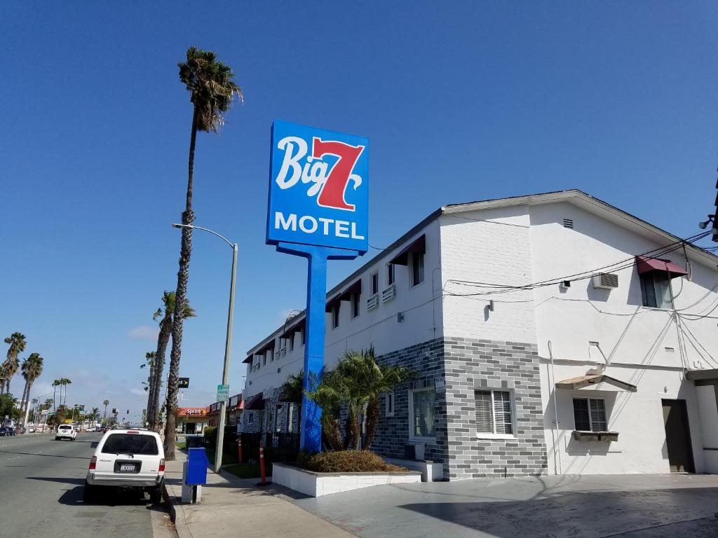 ein Gebäude mit einem Schild für ein Bar-Motel in der Unterkunft Big 7 Motel in Chula Vista