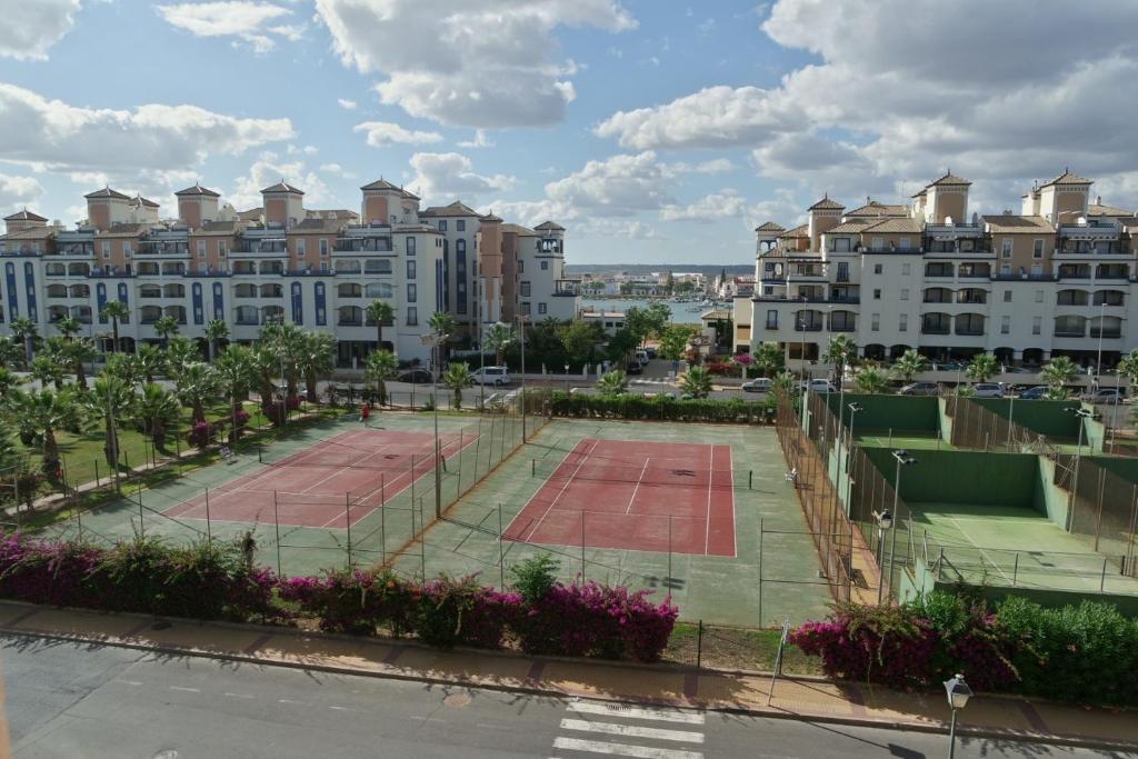 Tenis a/nebo squash v ubytování Playa Grande by Ĥ nebo okolí