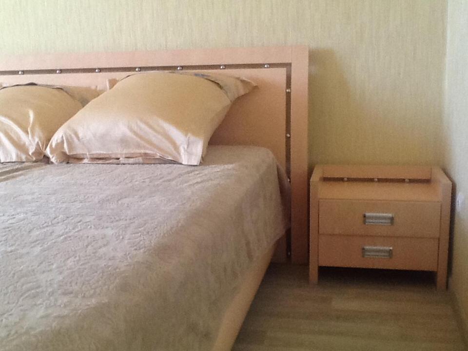 ヴォログダにあるApartment on Leningradskaya 81のベッドルーム1室(ベッド1台、ナイトスタンド、ベッドサイド付)