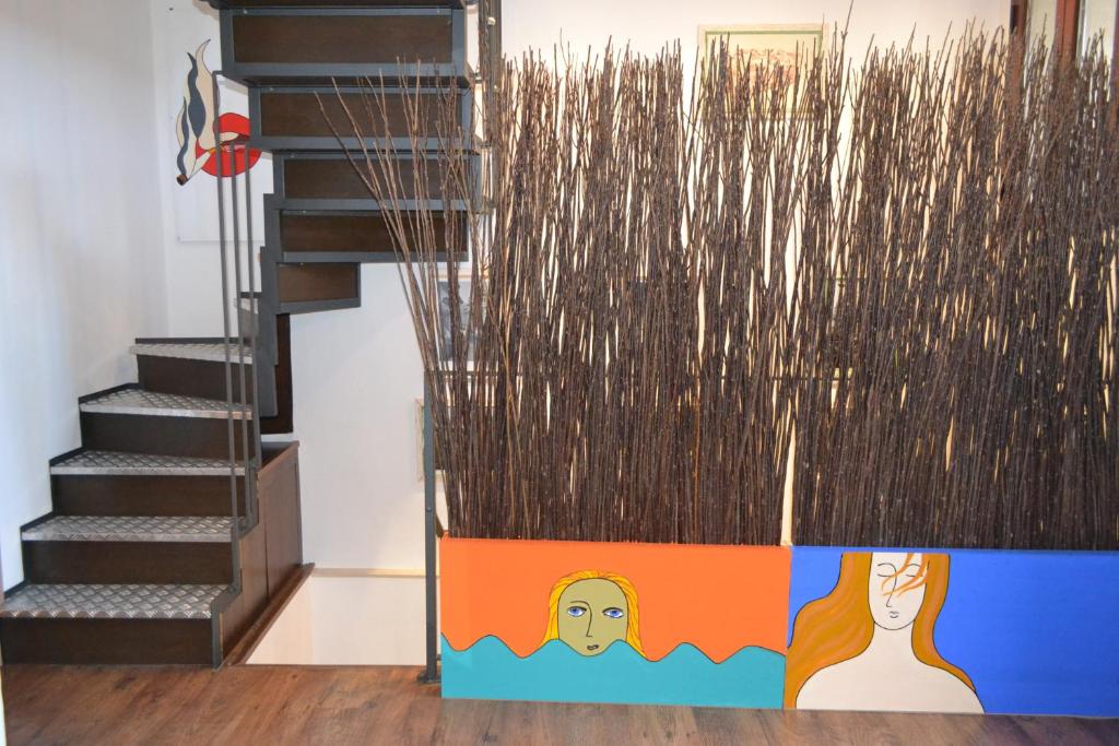 una escalera con una pintura en el lateral de una pared en Ciràsa, en Ragusa