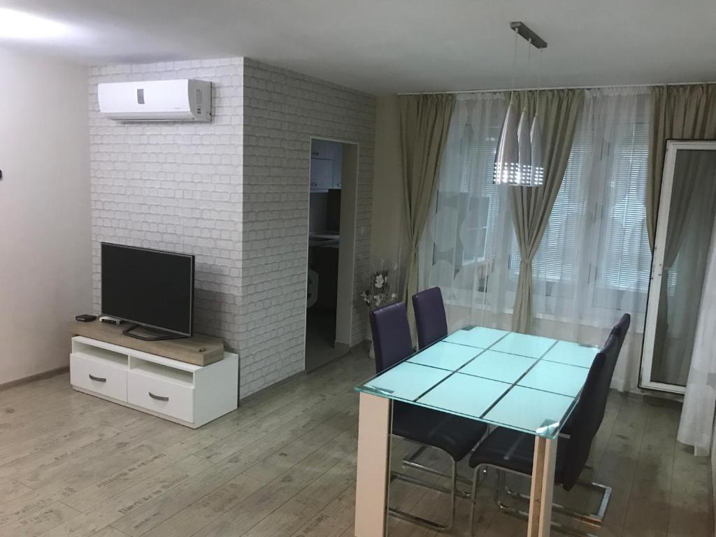 uma sala de jantar com uma mesa azul e cadeiras em Apartment Dea em Burgas