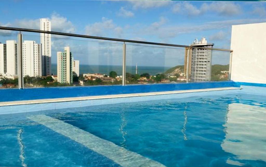 una piscina con vistas a la ciudad en Flats em Ponta Negra, 1 e 2 qtos, en Natal