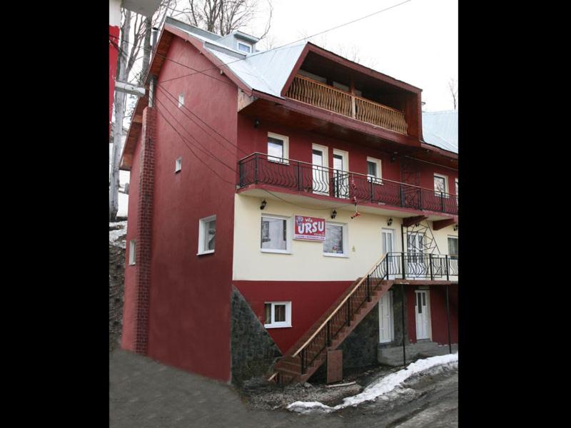 Edificio en el que se encuentra el hostal o pensión