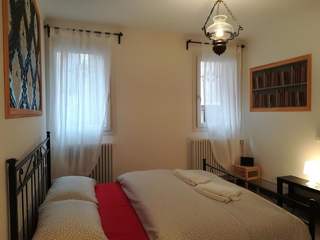 1 dormitorio con 1 cama y 2 ventanas en Fondamente Nove 5201 en Venecia