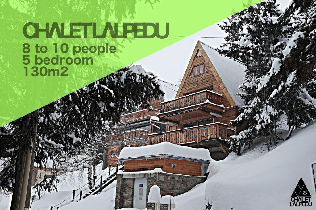 ラルプ・デュエズにあるChalet LALPEDUの雪の中の建物の雑誌表紙