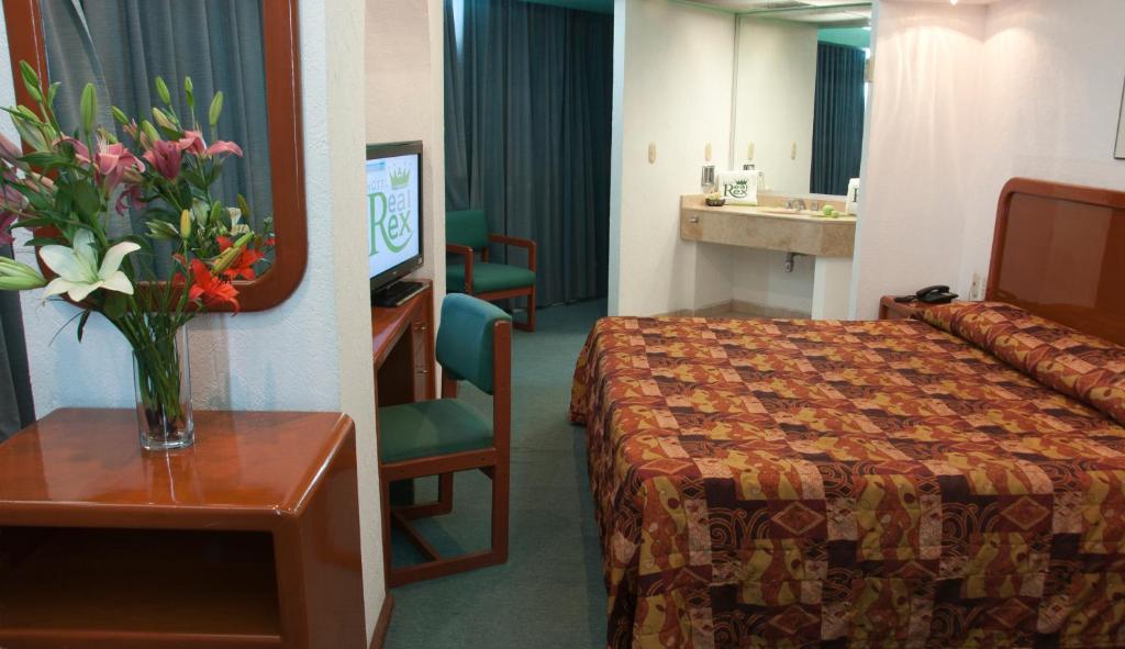 Postel nebo postele na pokoji v ubytování Hotel Real Rex