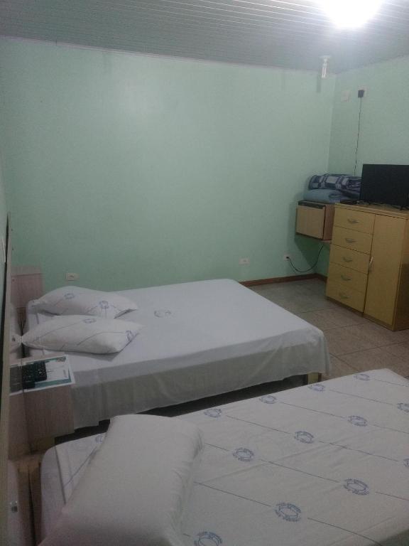 Postel nebo postele na pokoji v ubytování Cumbipar King Hotel